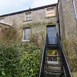 Whitefriars Settle
